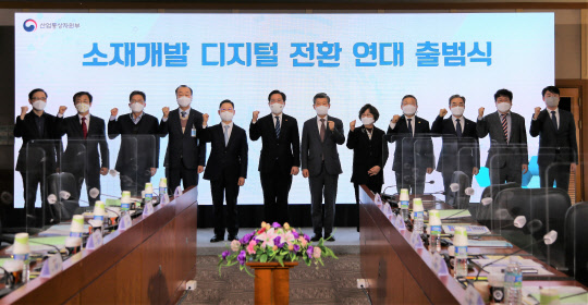 한화솔루션이 15일 대전 화학연구원에서 열린 소개재발 디지털 전환 연대 출범식에 참석했다. 사진은 이구영(왼쪽 다섯번째) 한화솔루션 케미칼 대표, 성윤모(여섯번째) 장관이 기념사진 촬영에 응하고 있는 모습. <한화솔루션 제공>